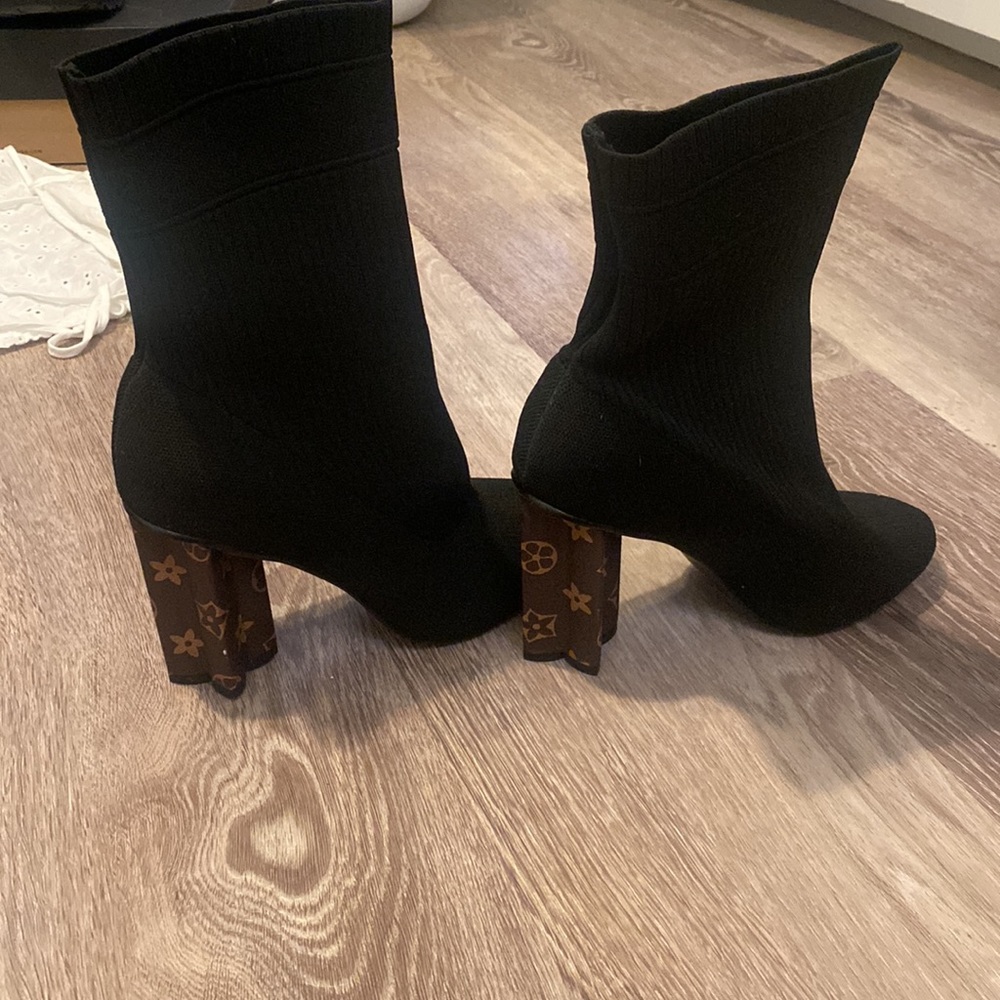 Never worn LV Look like black booties